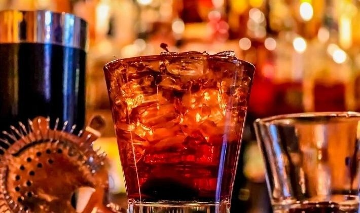 ΜΗΤΣΟΤΑΚΗΣ: ΚΛΕΙΣΤΑ ΤΑ BAR ΜΕΧΡΙ ΝΑ ΕΡΘΟΥΝ ΤΑ ΕΜΒΟΛΙΑ Η ΑΜΑΡΥΛΛΙΣ ΣΤΟ ΩΜΕΓΑ CLUB!